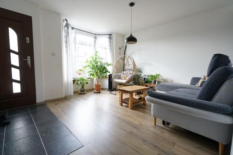 2 bedroom terraced house to rent, Grove Road, Grays