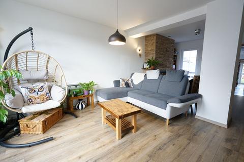 2 bedroom terraced house to rent, Grove Road, Grays