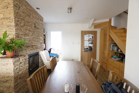 2 bedroom terraced house to rent, Grove Road, Grays