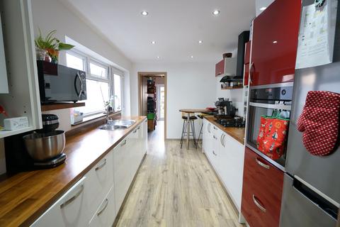 2 bedroom terraced house to rent, Grove Road, Grays
