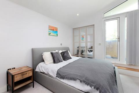 4 bedroom terraced house to rent, Faren Terrace, London CR4