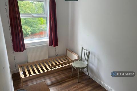 2 bedroom flat to rent, Burford Court, Manchester, M16