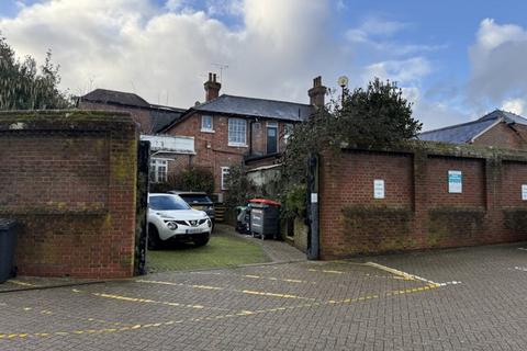Office to rent, 5 The Sq Petersfield GU32 3HL