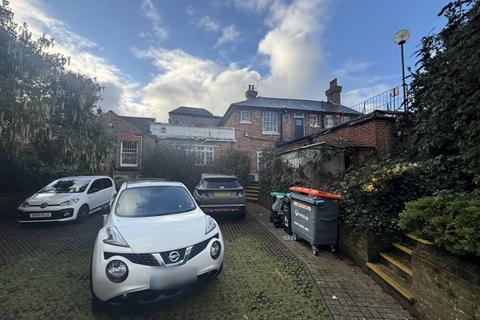 Office to rent, 5 The Sq Petersfield GU32 3HL