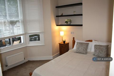2 bedroom flat to rent, Coningham Road, London, W12