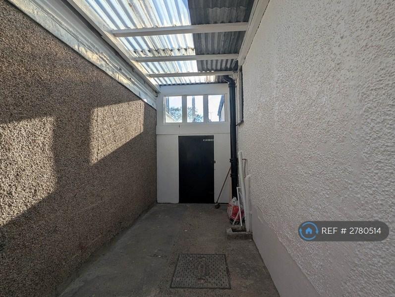 Lean Through From Front Of Property To The Back