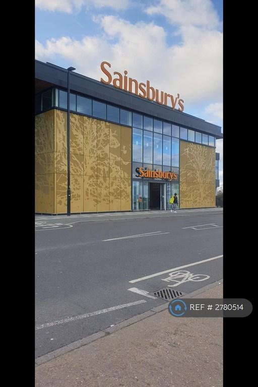 Huge Sainsburys 5 Min Walk From Apt