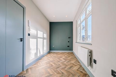 Studio to rent, Danesdale Road, London E9