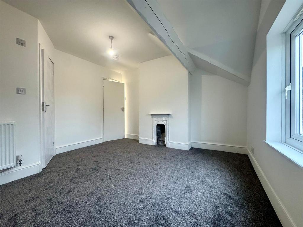 Top floor bedroom pic 1.jpeg