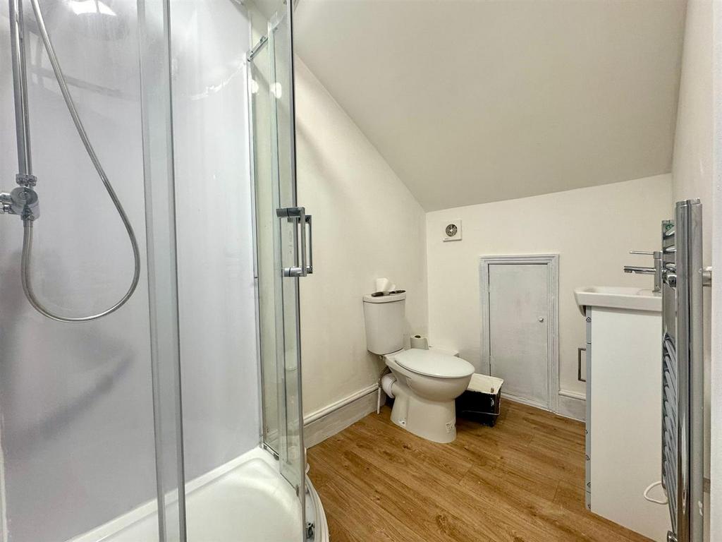 Top floor shower room.jpeg