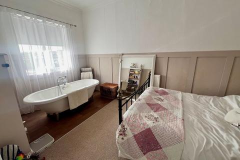 2 bedroom flat for sale, Flat C, 45 The Strand, Ryde, Isle of Wight, PO33 1JE