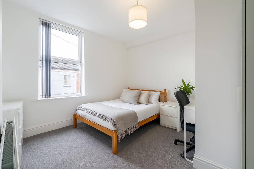 Bright, tidy double bedroom with a comfortable ...