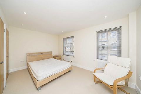 3 bedroom terraced house to rent, Sullivan Road, London SE11
