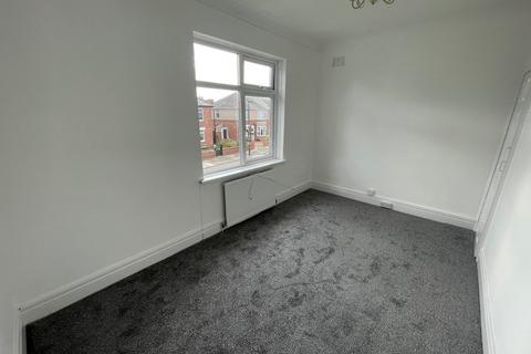2 bedroom flat to rent, Closefield Grove, Monkseaton, Whitley Bay.  NE25 8SU