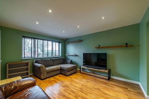 3 bedroom end of terrace house to rent, Walton Hall Drive, Manchester M19