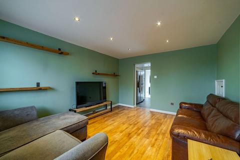 3 bedroom end of terrace house to rent, Walton Hall Drive, Manchester M19