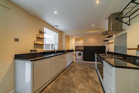 3 bedroom end of terrace house to rent, Walton Hall Drive, Manchester M19