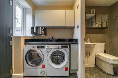 3 bedroom end of terrace house to rent, Walton Hall Drive, Manchester M19