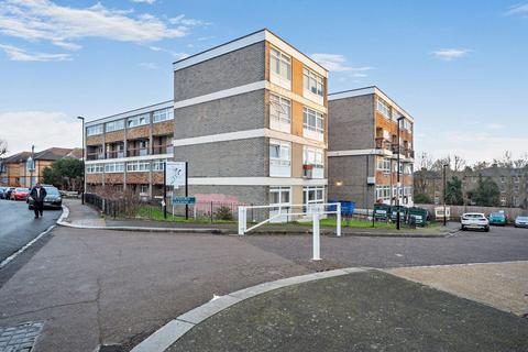 3 bedroom flat for sale, Hensford Gardens, London, SE26
