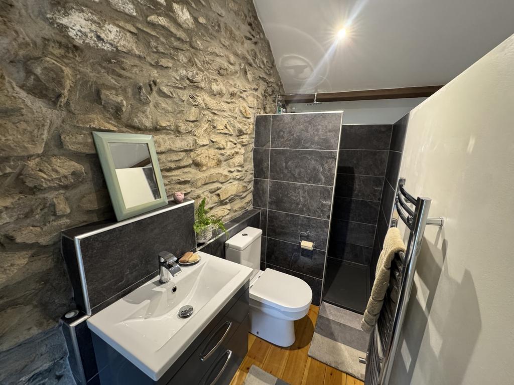 En suite to principle bedroom 1