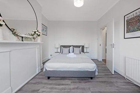 3 bedroom flat to rent, Archway Road, London, N6