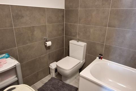 2 bedroom flat to rent, Canterbury Street, Gillingham ME7
