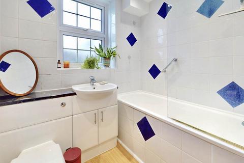 2 bedroom apartment for sale, Aylmer Road, London N2