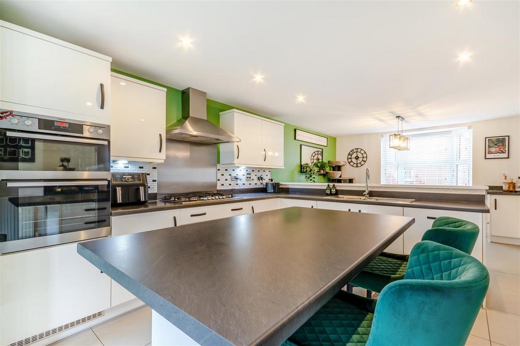 8677377-interior12.jpg