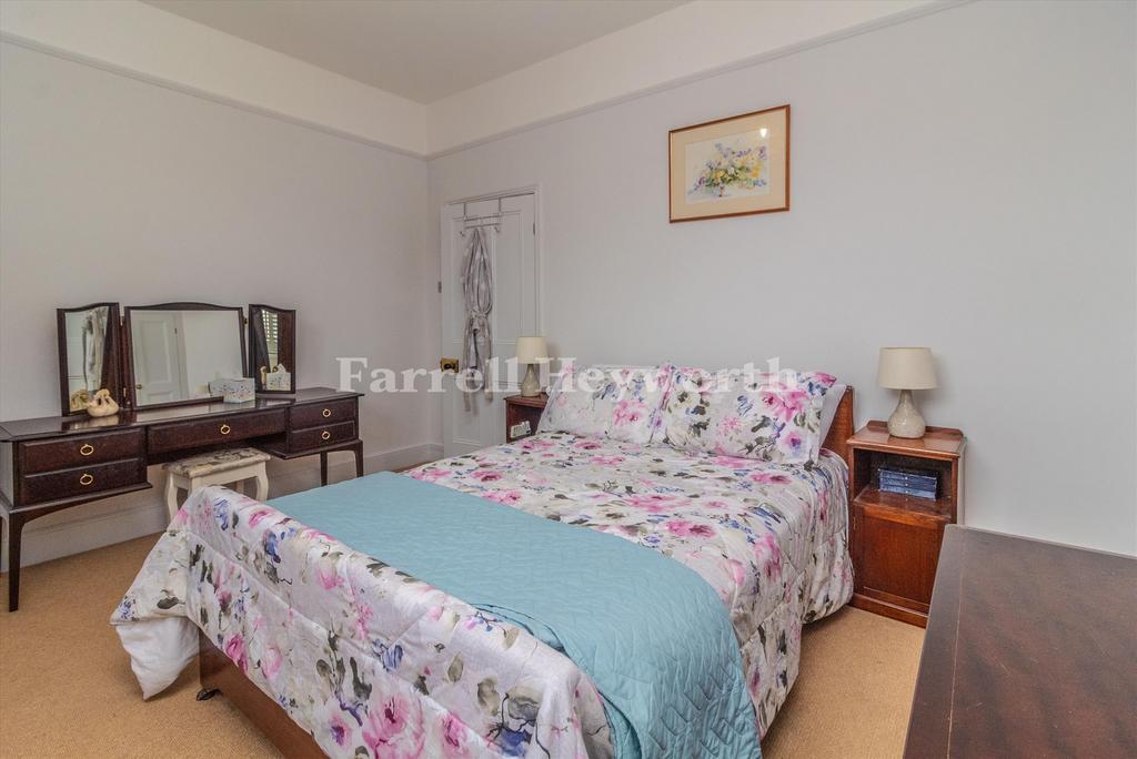 Bedroom 1 image 3