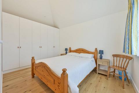 2 bedroom bungalow to rent, Leafield Road, Raynes Park, SW20
