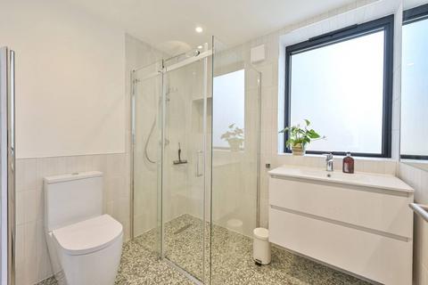 2 bedroom bungalow to rent, Leafield Road, Raynes Park, SW20