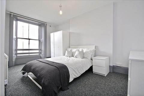 3 bedroom flat share to rent, Church Road, London SE19