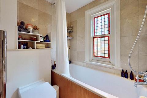 2 bedroom flat for sale, Shepherds Hill, London N6
