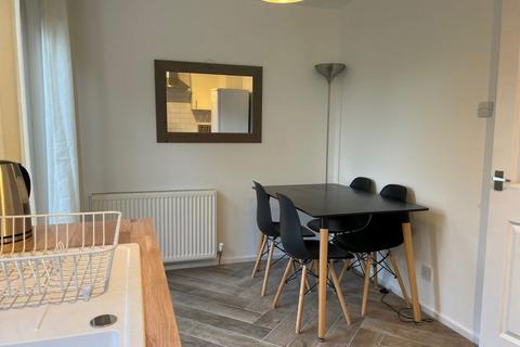 2 bedroom semi-detached house to rent, Winram Place, Fife