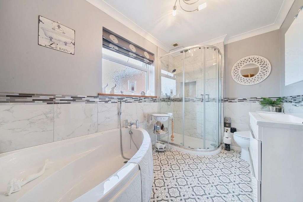 MASTER EN-SUITE.jpg