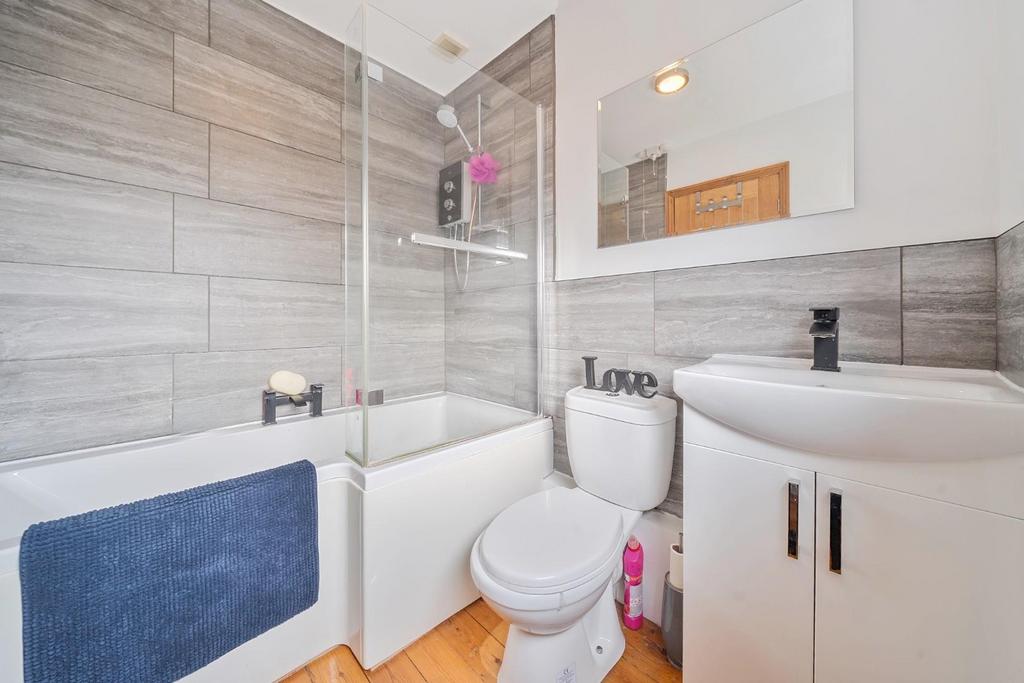 FOURTH EN-SUITE.jpg