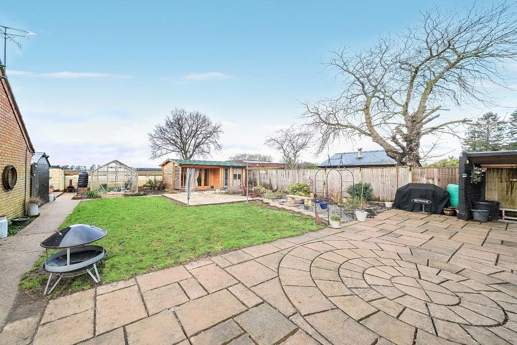 REAR GARDEN.jpg