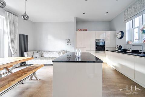 4 bedroom semi-detached house for sale, Kensington Way, Brentwood