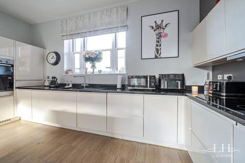 4 bedroom semi-detached house for sale, Kensington Way, Brentwood