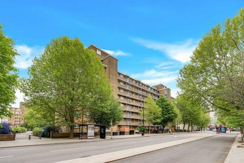 Studio to rent, Nelson Square, London SE1