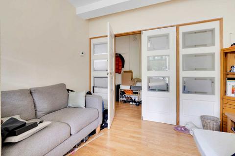Studio to rent, Nelson Square, London SE1