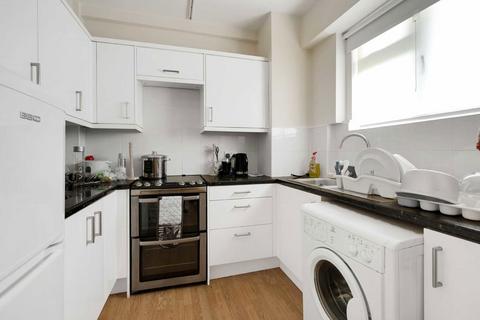 Studio to rent, Nelson Square, London SE1
