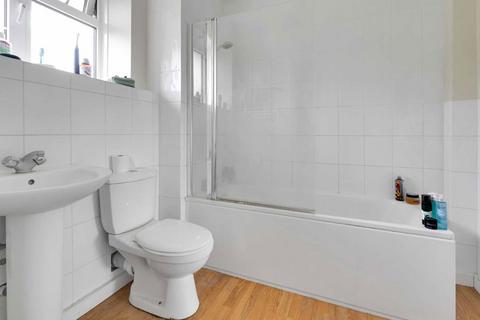 Studio to rent, Nelson Square, London SE1