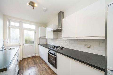 2 bedroom flat to rent, Porch Way, London N20