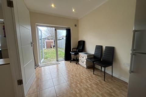 2 bedroom flat to rent, 35 Taunton Way, Stanmore