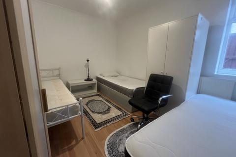 2 bedroom flat to rent, 35 Taunton Way, Stanmore