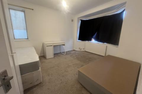 2 bedroom flat to rent, 35 Taunton Way, Stanmore