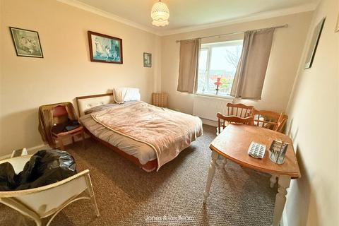 undefined, Fforddisa, Prestatyn
