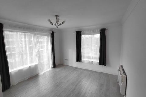 2 bedroom flat to rent, A TWO DOUBLE BEDROOM, SECOND FLOOR FLAT, WITH SEA GLIMPSE, CLOSE TO BOSCOMBE PIER