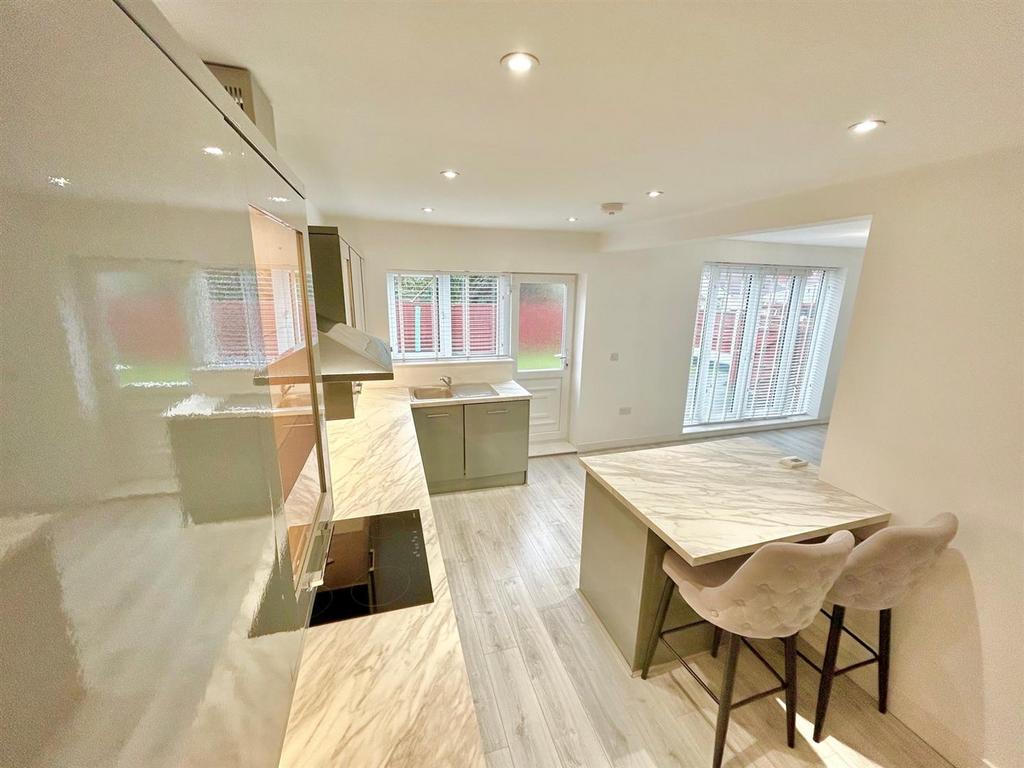 Kitchen 4.jpg